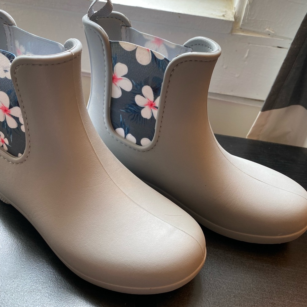 Crocs Grey Chelsea Rain Boots, Size 7